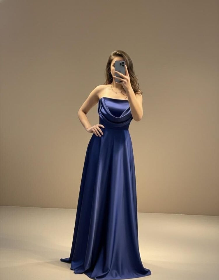 Parlak lacivert satenden, drapeli straplez yakalı ve uzun A kesim bir abiye elbise. (ME1005LC)