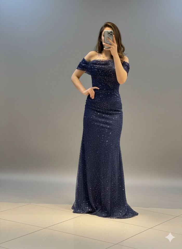 ME1009LC Lacivert Off-Shoulder Abiye Elbise Nefes kesici bir görünüme hazır olun. ME1009LC abiye, özel davetlerde tüm bakışları üzerinize çekmek için tasarlandı. Zarafeti ve modern ışıltıyı birleştiren bu model, unutulmaz anlarınızın yıldızı olacak.